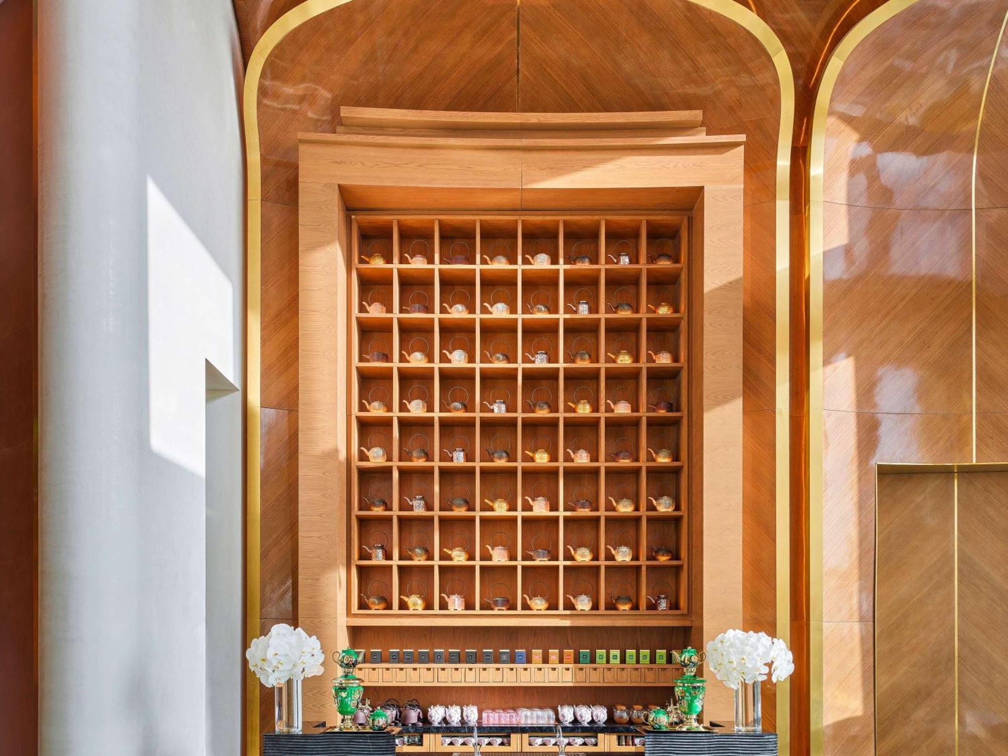 Fairmont Doha 호텔 Lusail 외부 사진 A bell desk at the Mandarin Oriental, Hong Kong