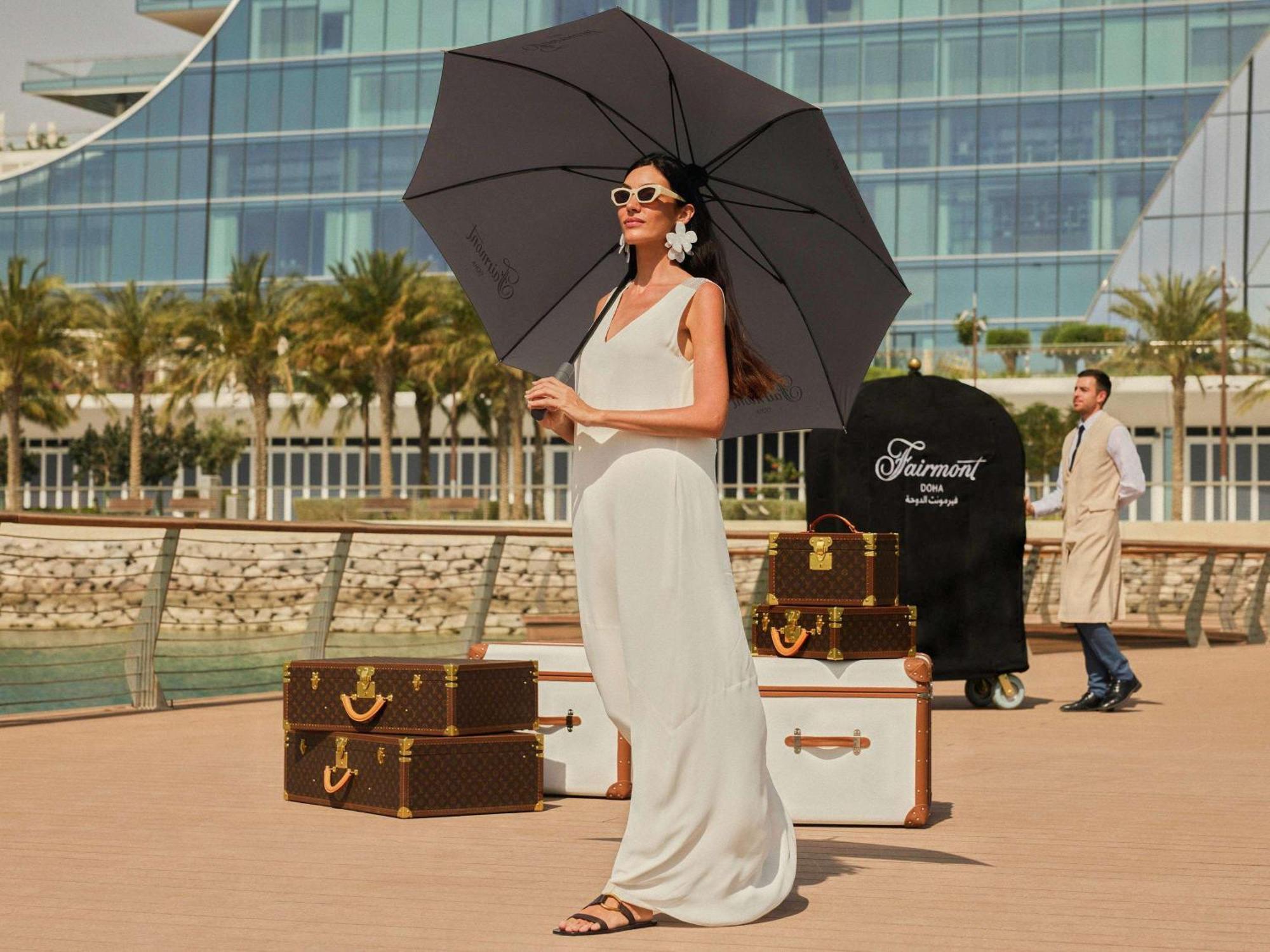 Fairmont Doha 호텔 Lusail 외부 사진 A woman with a large umbrella